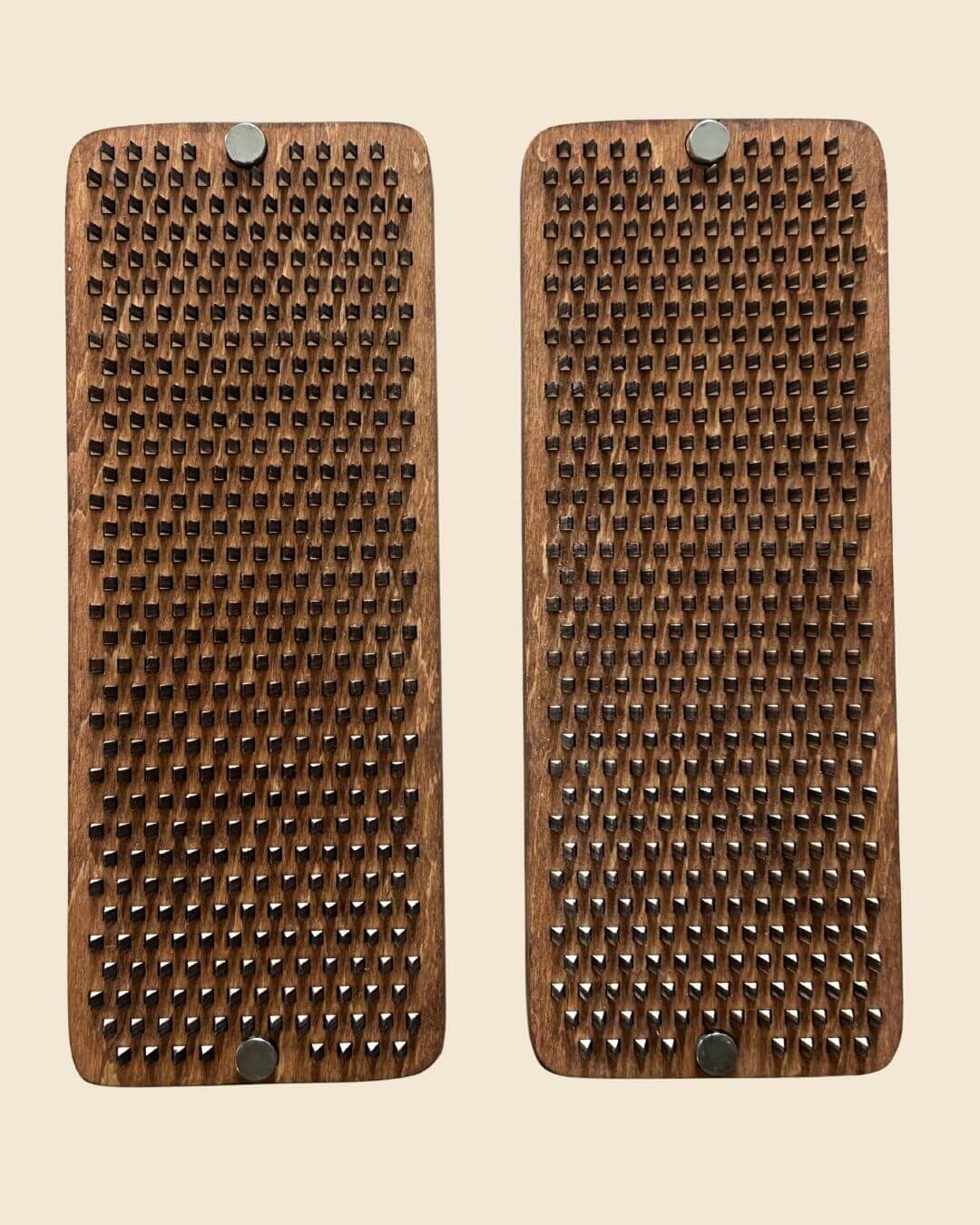 8 მილიმეტრიანი ხის პირამიდების ფაქტურა - სადჰუს დაფის ზედაპირი.